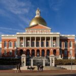 Capitólio estadual de Massachusetts (Massachusetts State House), em Boston, com a cúpula dourada sob céu azul