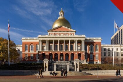 Capitólio estadual de Massachusetts (Massachusetts State House), em Boston, com a cúpula dourada sob céu azul