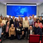 Pastores brasileiros reunidos em igreja de Massachusetts com Mike Minogue, circulado em vermelho, candidato republicano ao governo do estado