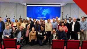 Pastores brasileiros reunidos em igreja de Massachusetts com Mike Minogue, circulado em vermelho, candidato republicano ao governo do estado