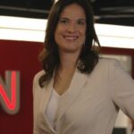 A jornalista Clarissa Oliveira nos estúdios da CNN Brasil