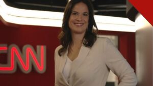 A jornalista Clarissa Oliveira nos estúdios da CNN Brasil