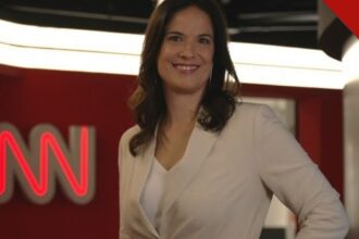 A jornalista Clarissa Oliveira nos estúdios da CNN Brasil