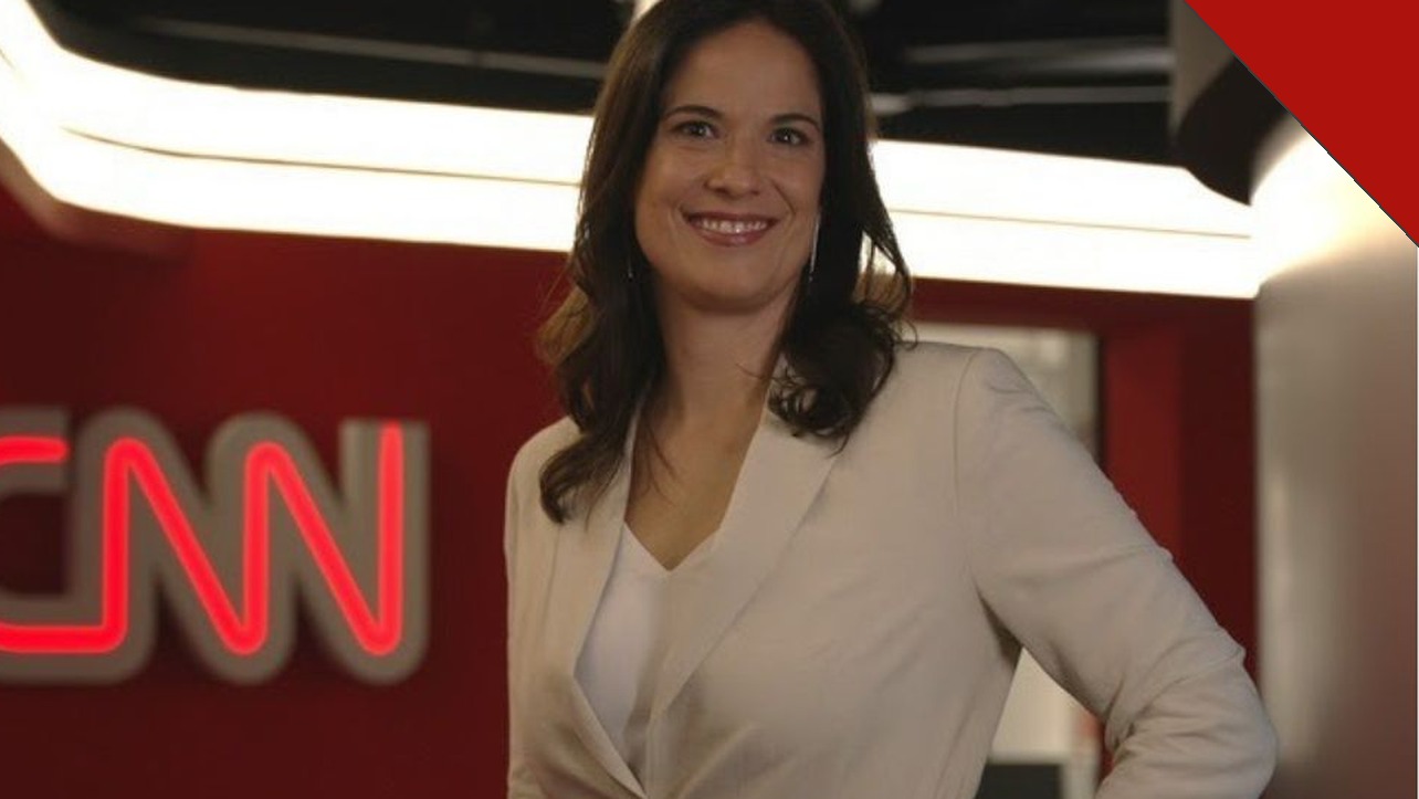 A jornalista Clarissa Oliveira nos estúdios da CNN Brasil