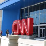 Fachada da sede da CNN em Atlanta com o letreiro vermelho da emissora
