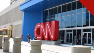 Fachada da sede da CNN em Atlanta com o letreiro vermelho da emissora