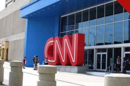 Fachada da sede da CNN em Atlanta com o letreiro vermelho da emissora