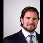 Daniel Vorcaro, ex-controlador do Banco Master, em retrato de terno e gravata