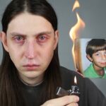 Felca volta ao YouTube com o vídeo fobia social: o influenciador encara a câmera segurando uma foto da própria infância
