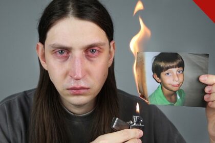Felca volta ao YouTube com o vídeo fobia social: o influenciador encara a câmera segurando uma foto da própria infância