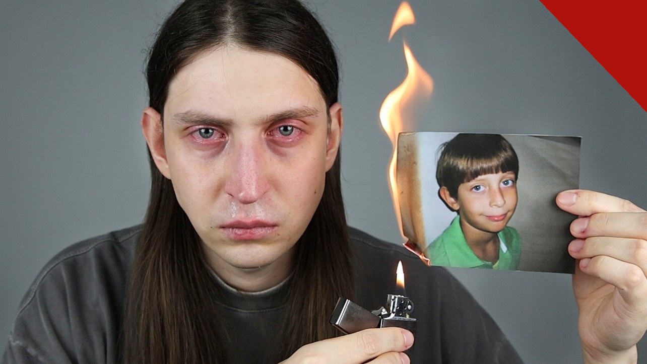 Felca volta ao YouTube com o vídeo fobia social: o influenciador encara a câmera segurando uma foto da própria infância