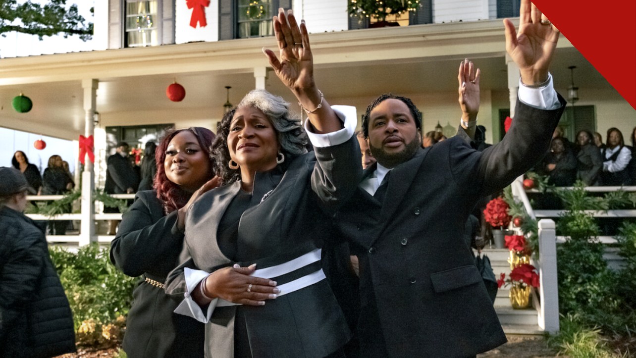 Cena do filme de Natal de Tyler Perry, The Gospel of Christmas, com fiéis de mãos levantadas diante de casa decorada para o Natal
