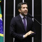 O deputado federal André Janones em pronunciamento na Câmara.