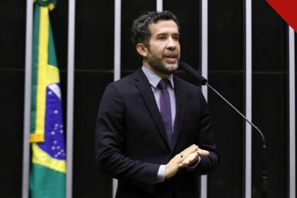 O deputado federal André Janones em pronunciamento na Câmara.