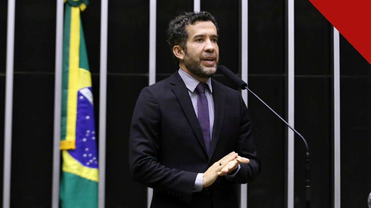 O deputado federal André Janones em pronunciamento na Câmara.