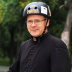 O padre húngaro Zoltán Lendvai, de batina e capacete, conhecido como o padre skatista.