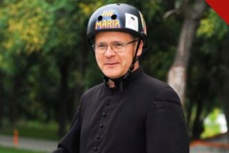 O padre húngaro Zoltán Lendvai, de batina e capacete, conhecido como o padre skatista.