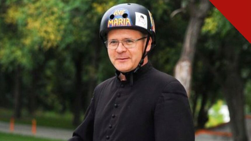 O padre húngaro Zoltán Lendvai, de batina e capacete, conhecido como o padre skatista.