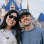 O pastor jovem Treyton Lara sorrindo ao lado da esposa Audrey.