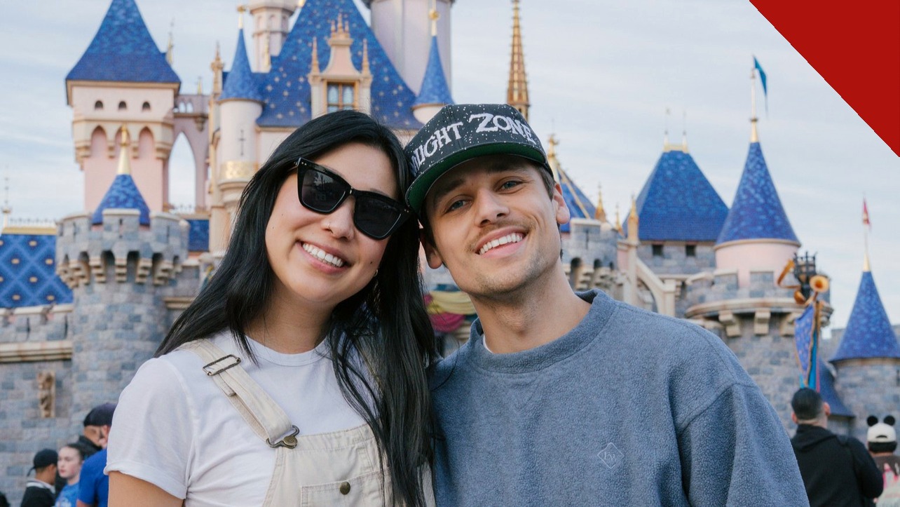 O pastor jovem Treyton Lara sorrindo ao lado da esposa Audrey.