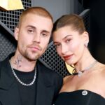 Justin e Hailey Bieber juntos no tapete vermelho do Grammy 2026.