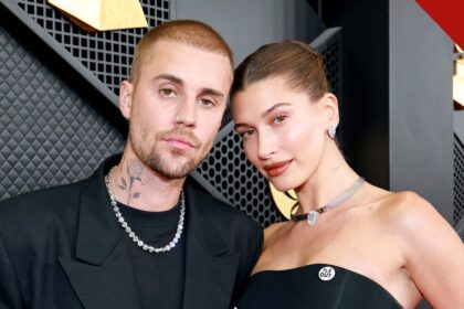 Justin e Hailey Bieber juntos no tapete vermelho do Grammy 2026.