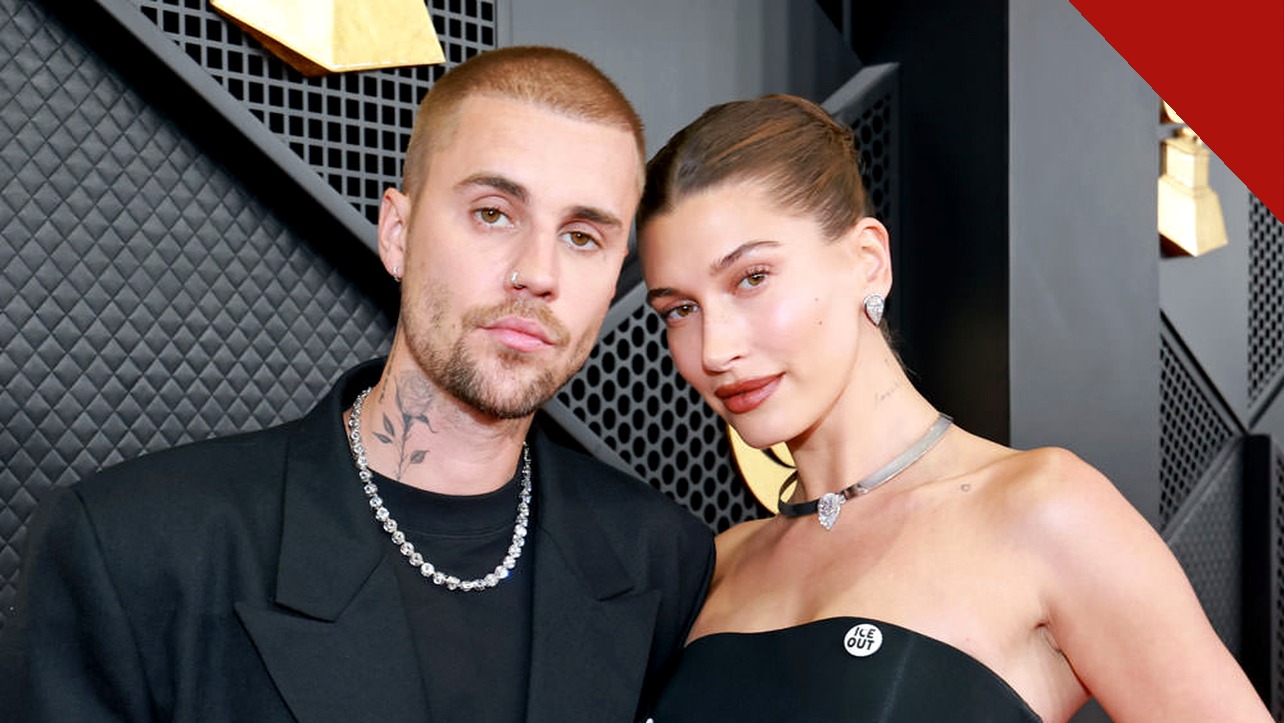 Justin e Hailey Bieber juntos no tapete vermelho do Grammy 2026.