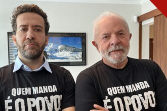 Janones verde e amarelo ao lado de Lula: deputado usa tática da direita para alcançar novos votos