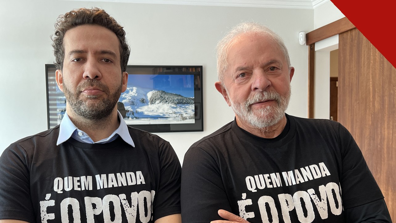 Janones verde e amarelo ao lado de Lula: deputado usa tática da direita para alcançar novos votos
