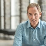 Pastor Andy Stanley renuncia ao pastorado da North Point, retrato sorrindo em ambiente interno da igreja