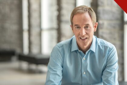 Pastor Andy Stanley renuncia ao pastorado da North Point, retrato sorrindo em ambiente interno da igreja