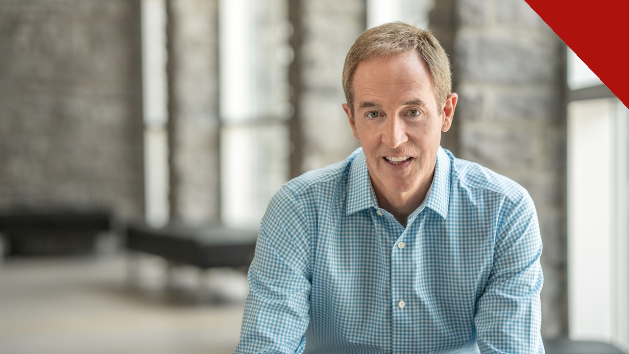 Pastor Andy Stanley renuncia ao pastorado da North Point, retrato sorrindo em ambiente interno da igreja