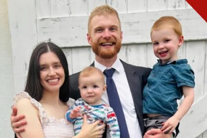 Família do pastor e filho de 3 anos, Stephen e Katie Clayton sorrindo com os dois filhos pequenos