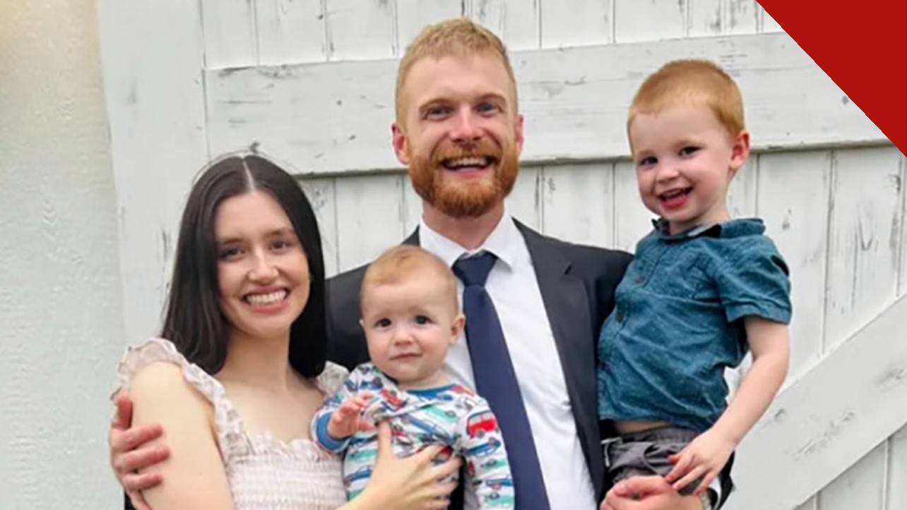 Família do pastor e filho de 3 anos, Stephen e Katie Clayton sorrindo com os dois filhos pequenos