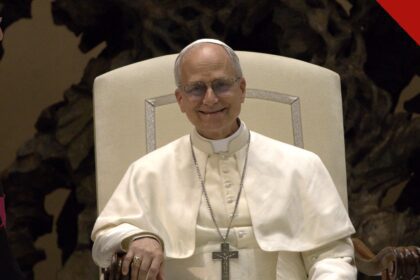 Papa Leão XIV fala com Zelensky: pontífice de vestes brancas e cruz peitoral sorri sentado durante evento no Vaticano