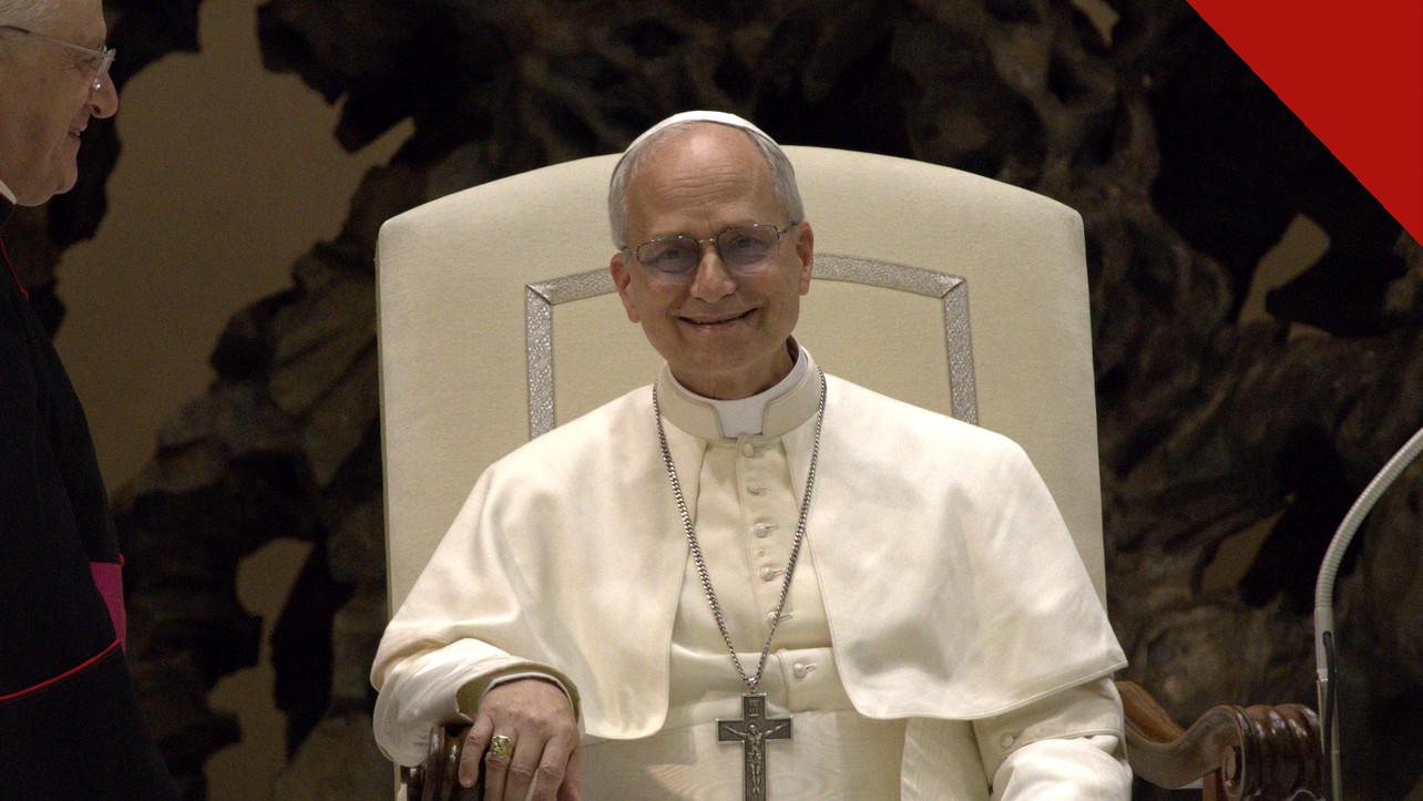 Papa Leão XIV fala com Zelensky: pontífice de vestes brancas e cruz peitoral sorri sentado durante evento no Vaticano