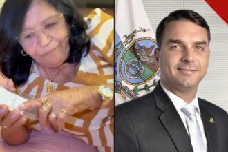 Mãe de Carlinhos Maia apoia Flávio Bolsonaro: Dona Maria segura o celular com o papel da promessa, ao lado da foto oficial do senador Flávio Bolsonaro