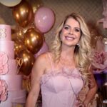 Karina Bacchi 50 anos: apresentadora de vestido rosa sorri ao lado do bolo com o número 50 durante a festa em São Paulo