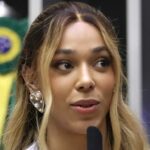 Erika Hilton falando ao microfone em sessão na Câmara dos Deputados