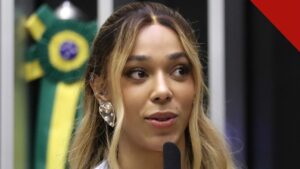 Erika Hilton falando ao microfone em sessão na Câmara dos Deputados