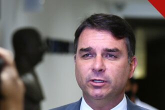 Flávio Bolsonaro pesquisa Gerp: o senador do PL em foto da Agência Senado; o levantamento o coloca com 53% dos votos válidos contra 47% de Lula no segundo turno