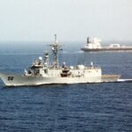 Irã estreito de Ormuz: fragata da Marinha dos Estados Unidos passa por navio-petroleiro após cruzar o estreito, em foto de arquivo do Departamento de Defesa americano