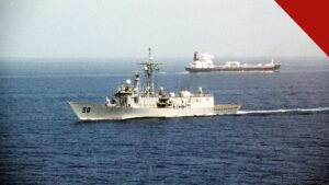 Irã estreito de Ormuz: fragata da Marinha dos Estados Unidos passa por navio-petroleiro após cruzar o estreito, em foto de arquivo do Departamento de Defesa americano