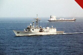Irã estreito de Ormuz: fragata da Marinha dos Estados Unidos passa por navio-petroleiro após cruzar o estreito, em foto de arquivo do Departamento de Defesa americano