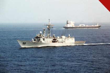 Irã estreito de Ormuz: fragata da Marinha dos Estados Unidos passa por navio-petroleiro após cruzar o estreito, em foto de arquivo do Departamento de Defesa americano