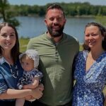 Pastor Rich Tidwell, o pastor de duas esposas, ao centro, com a família às margens de um rio no Missouri