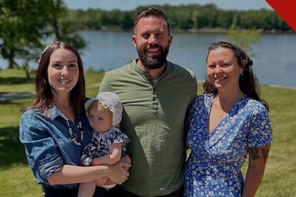 Pastor Rich Tidwell, o pastor de duas esposas, ao centro, com a família às margens de um rio no Missouri