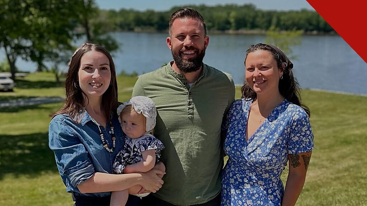 Pastor Rich Tidwell, o pastor de duas esposas, ao centro, com a família às margens de um rio no Missouri