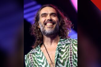 Russell Brand absolvido de uma acusação de atentado ao pudor em Londres: retrato do ator e comediante britânico em evento nos Estados Unidos em 2025