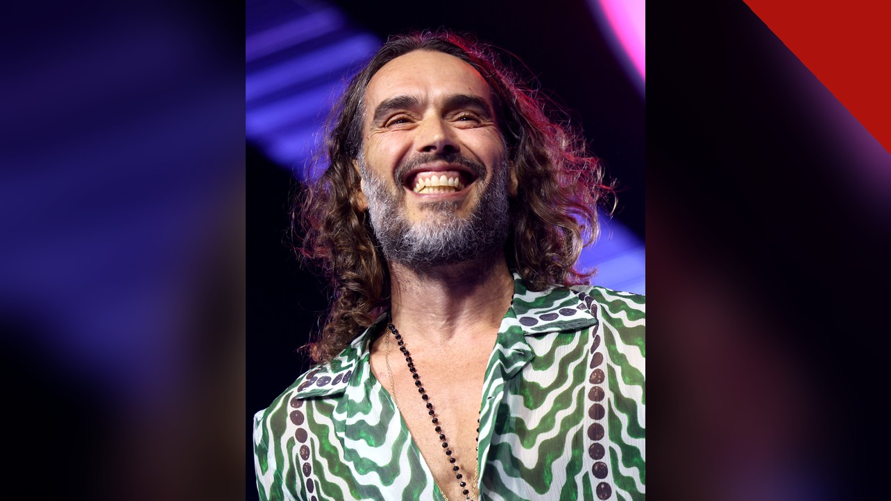 Russell Brand absolvido de uma acusação de atentado ao pudor em Londres: retrato do ator e comediante britânico em evento nos Estados Unidos em 2025